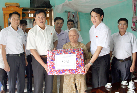   Phó Bí thư Thường trực Tỉnh ủy Đỗ Xuân Tuyên tặng quà thương binh, gia đình có công với cách mạng