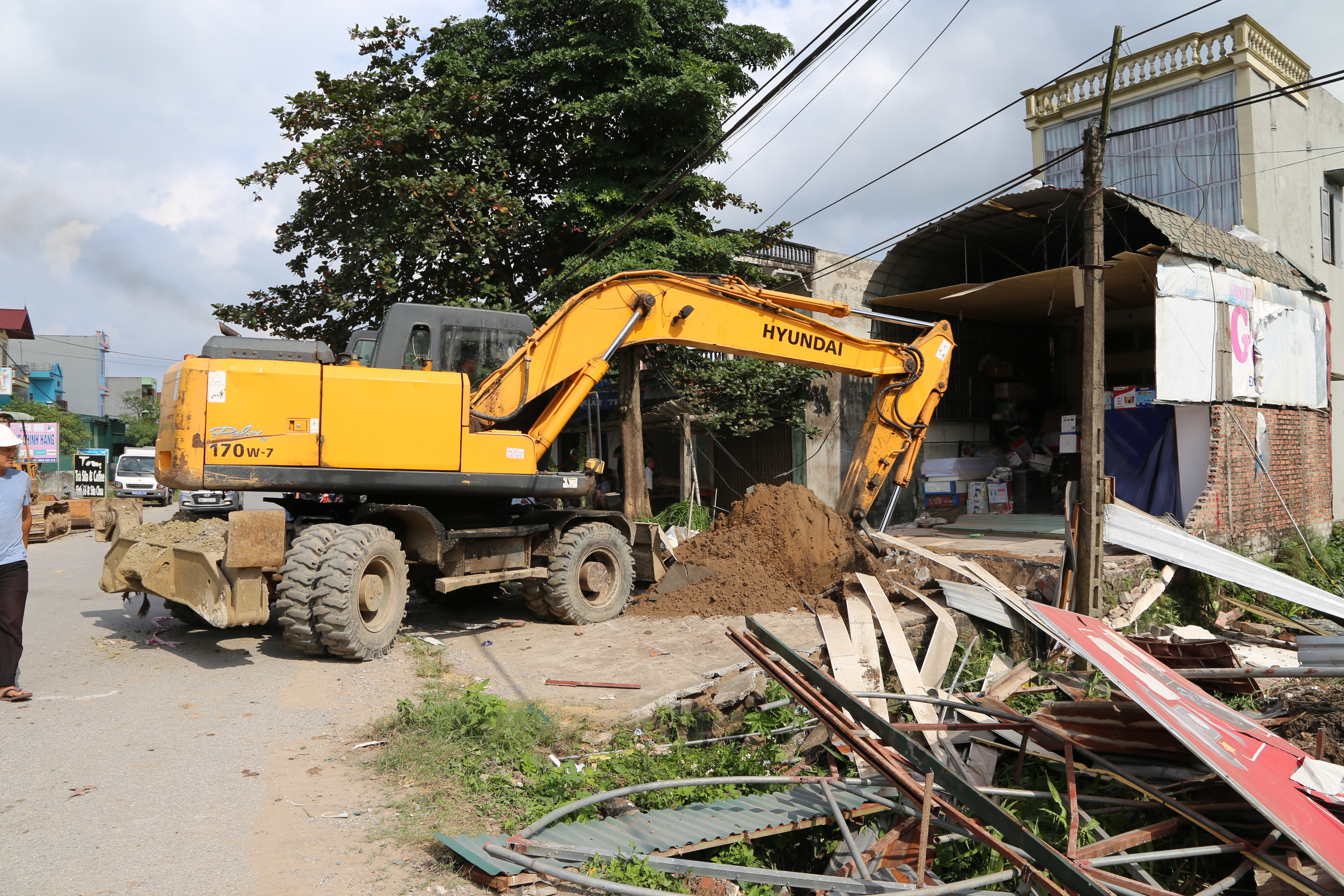   UBND huyện: Giải tỏa các vi phạm HLGT QL.38 và hỗ trợ thi công thực hiện dự án quản lý tài sản đường bộ Việt Nam