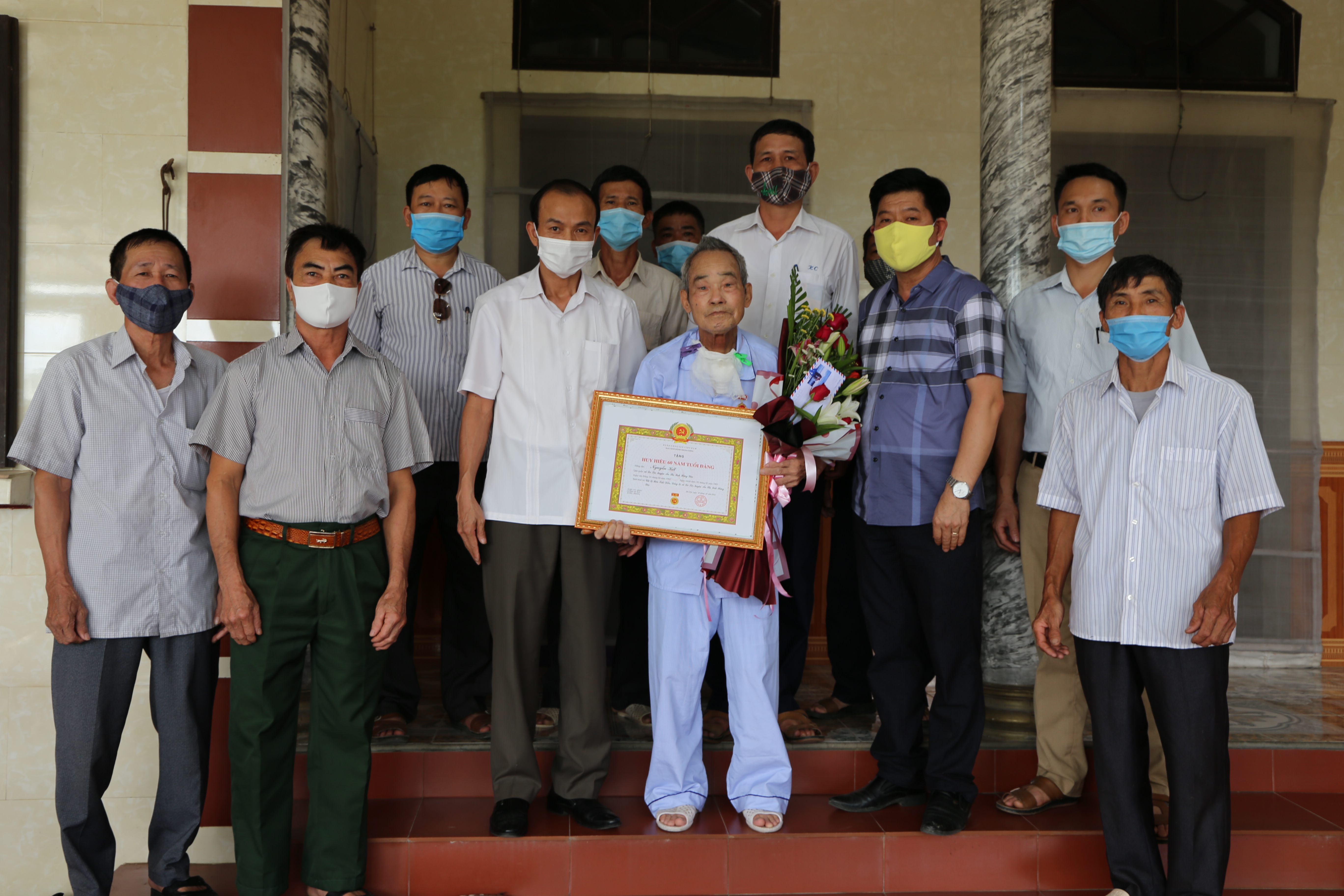   Đồng chí Lưu Trọng Tuấn – Phó Bí thư Thường trực Huyện ủy, Chủ tịch HĐND huyện trao Huy hiệu Đảng đợt 19/5