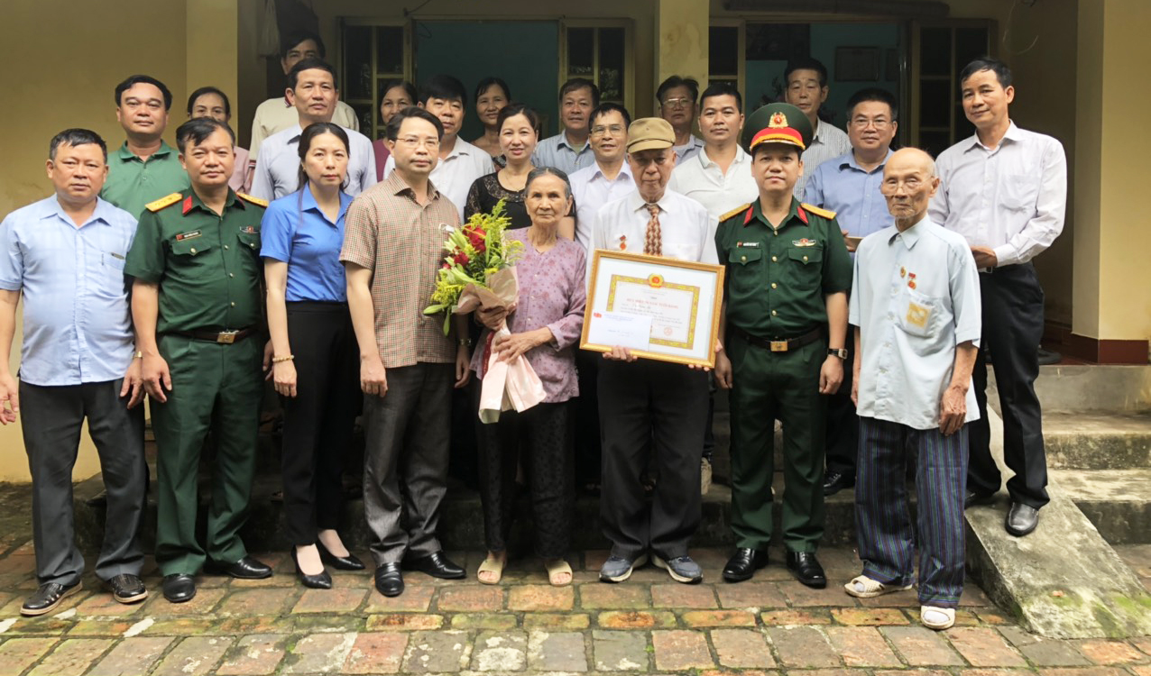   Đồng chí Nguyễn Chí Công - Ủy viên Ban Thường vụ Tỉnh ủy, Chỉ huy trưởng Bộ chỉ huy Quân sự tỉnh trao tặng huy hiệu 70 năm tuổi Đảng tại huyện Ân Thi