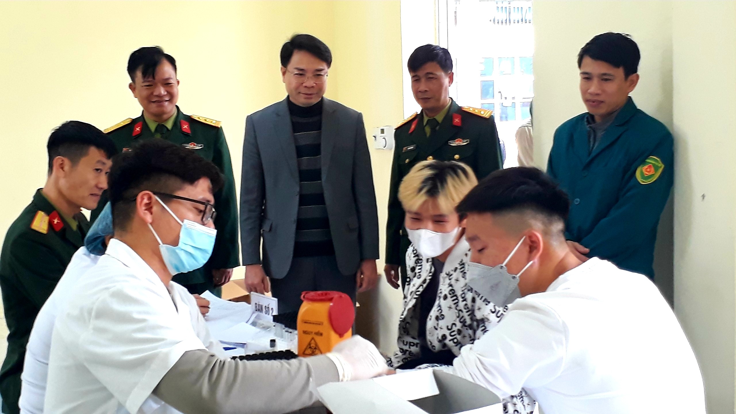   Hội đồng NVQS huyện Ân Thi - Xét nghiệm HIV, ma túy cho công dân trúng tuyển nghĩa vụ quân sự năm 2023