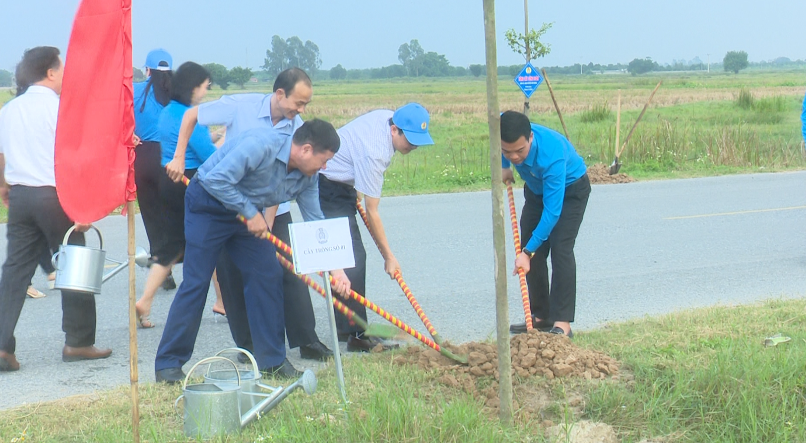   Cụm thi đua số 1 - Liên đoàn Lao động tỉnh: Gắn biển công trình “Hàng cây Công đoàn”