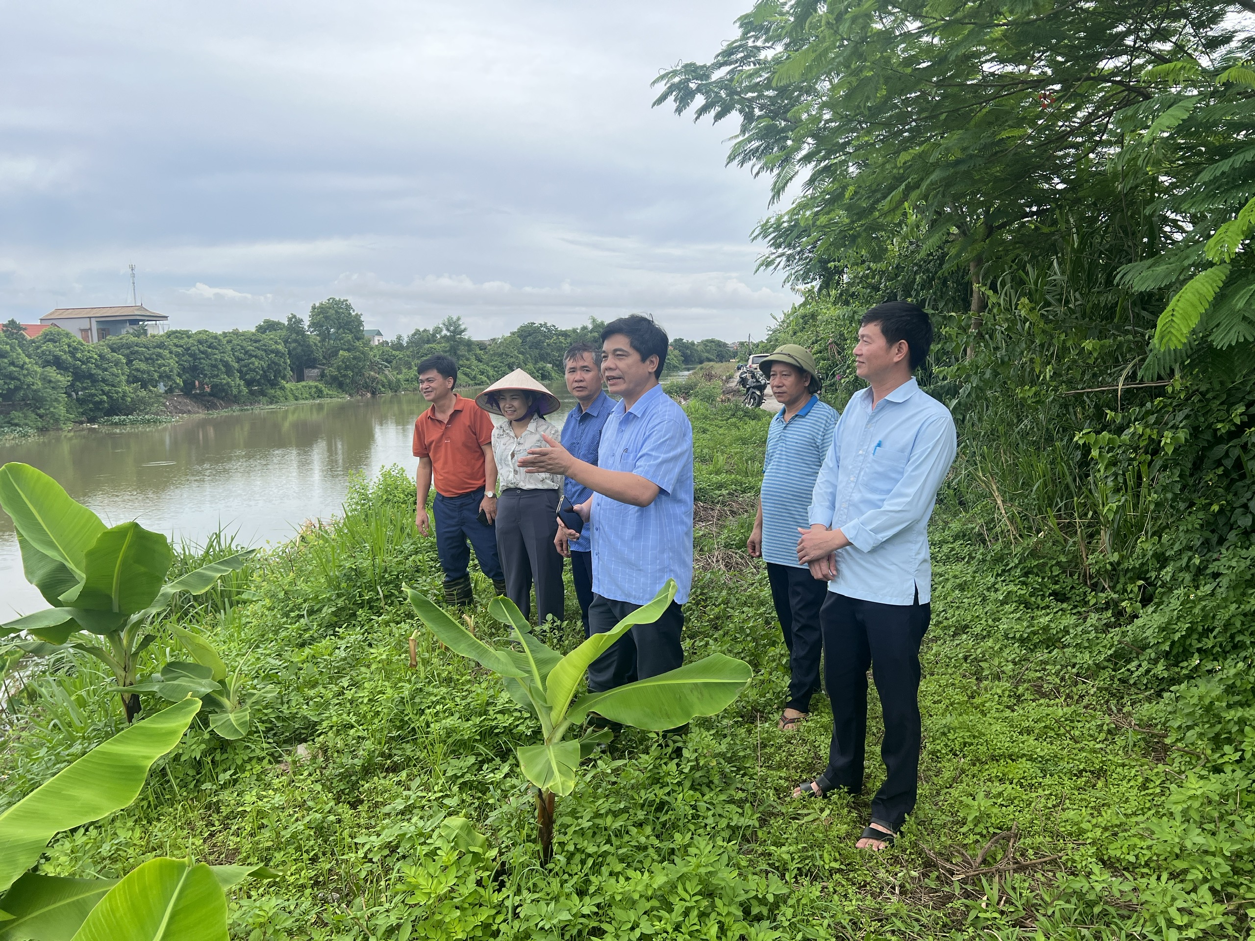   Đồng chí Phạm Văn Huế, Phó Chủ tịch UBND huyện kiểm tra hệ thống đê bao Bắc Hưng Hải trước mùa mưa bão