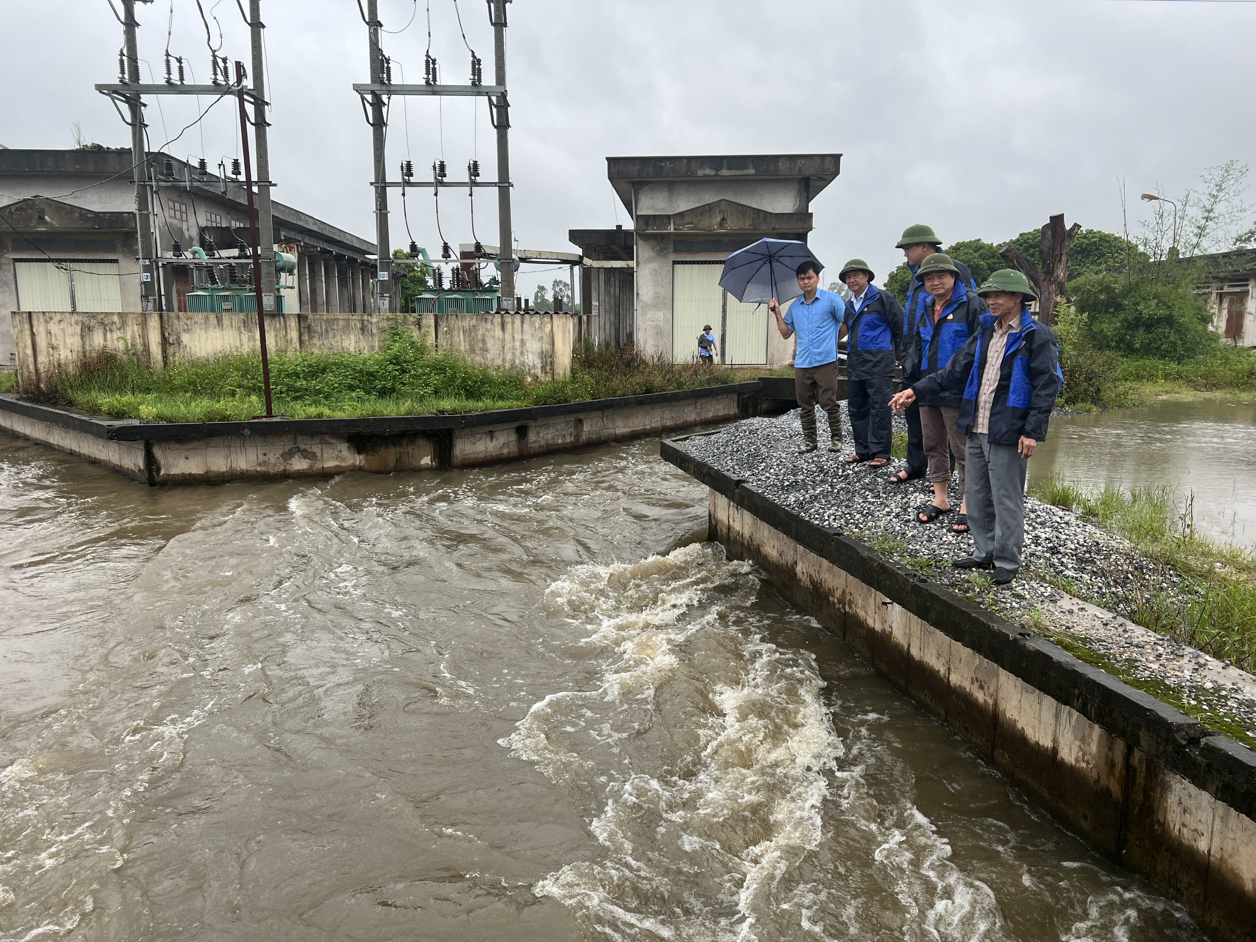   Đồng chí Lưu Trọng Tuấn, Phó Bí thư Thường trực Huyện ủy, Chủ tịch HĐND huyện kiểm tra công tác ứng phó với bão số 2