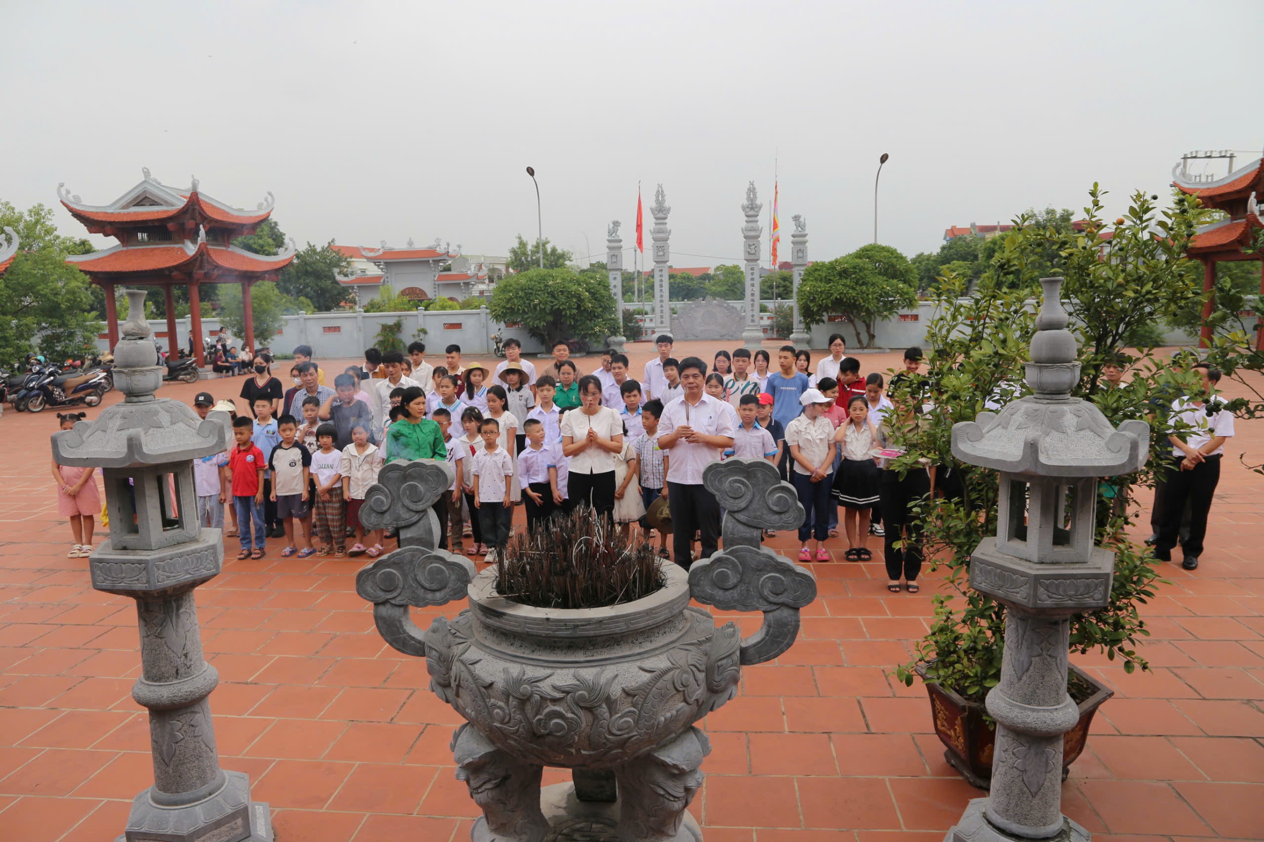   Công đoàn cơ quan Chính quyền huyện Ân Thi trao thưởng các cháu là con của đoàn viên công đoàn đạt thành tích cao trong học tập năm học 2023-2024