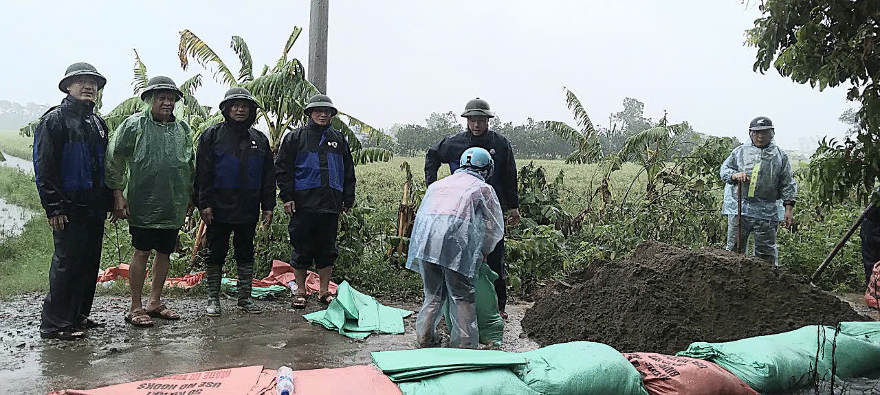   Đồng chí Phạm Trường Tam, TUV, Bí thư Huyện uỷ kiểm tra công tác ứng phó với mưa lớn