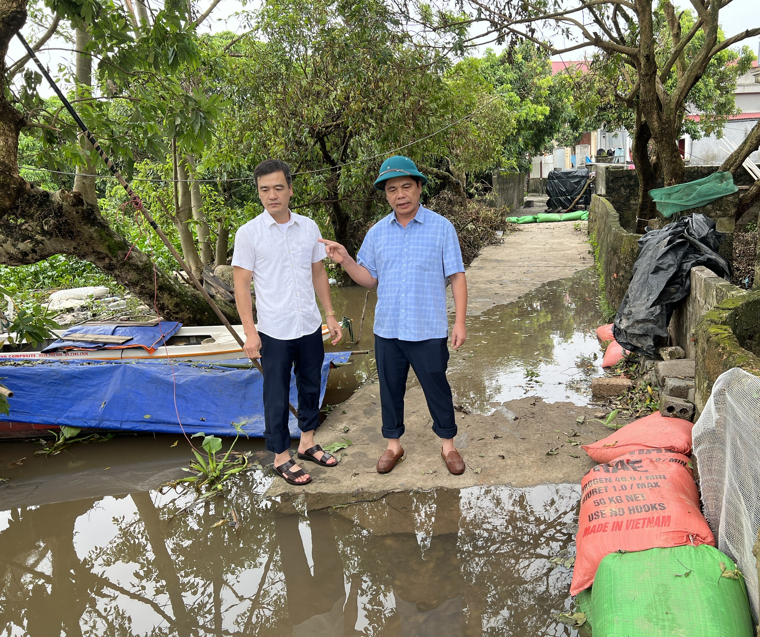   Đồng chí Phạm Văn Huế, Phó Chủ tịch UBND huyện kiểm tra tình trạng ngập úng tại các địa phương