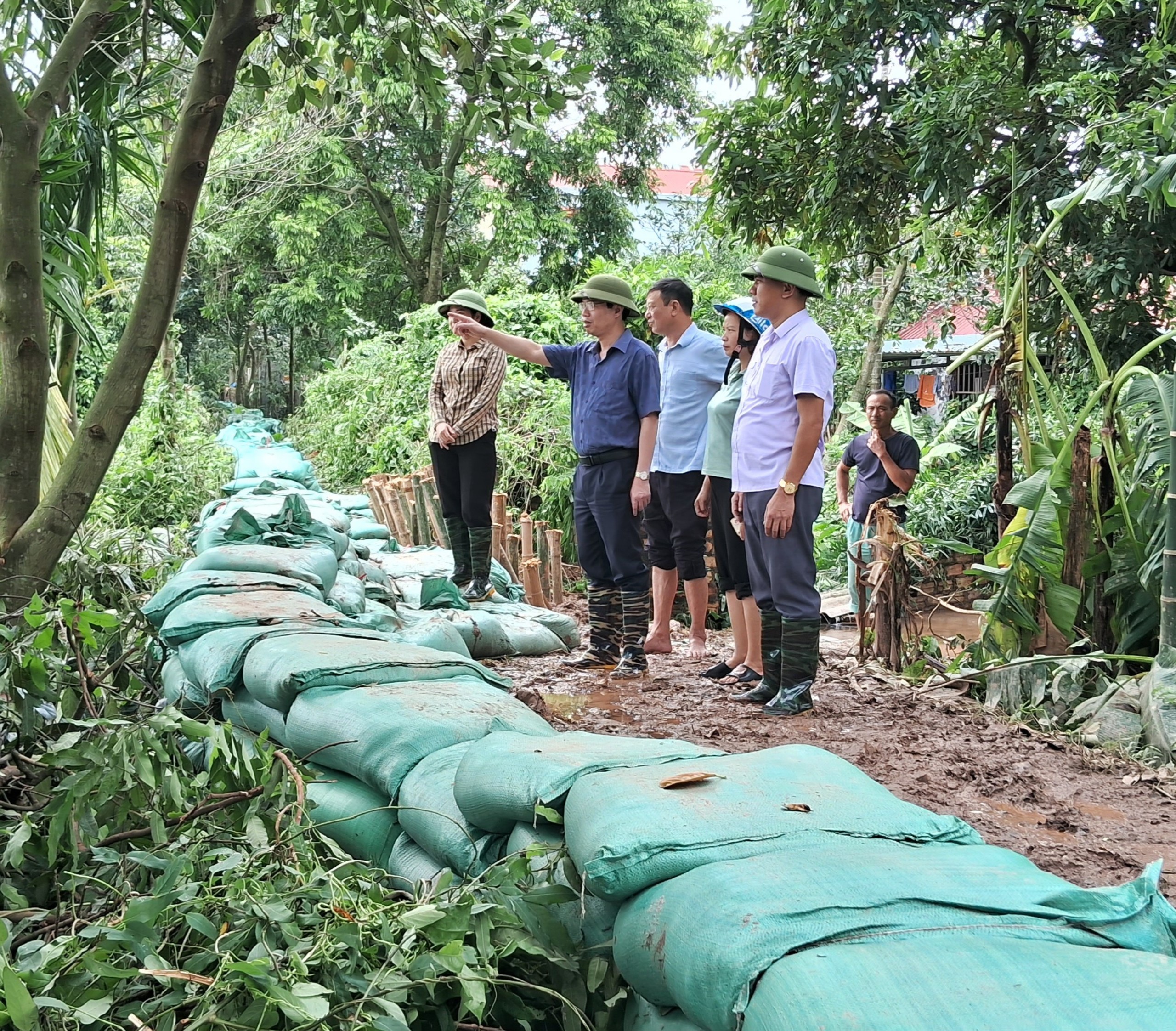   Chủ tịch UBND huyện kiểm tra công tác bơm tiêu chống úng