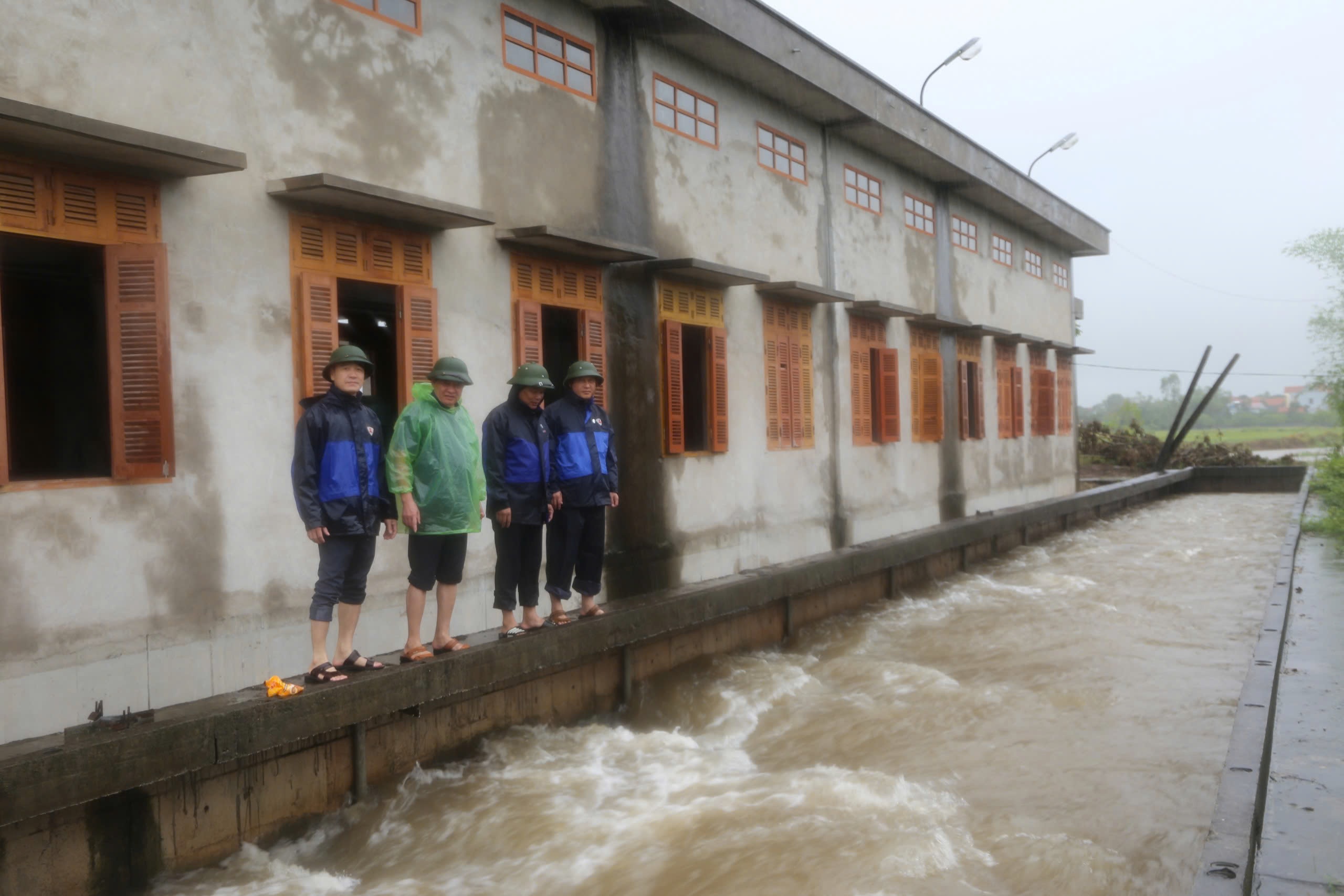   Đồng chí Dương Tuấn Kiệt, Phó Bí thư Huyện ủy, Chủ tịch UBND huyện kiểm tra công tác ứng phó với mưa lớn