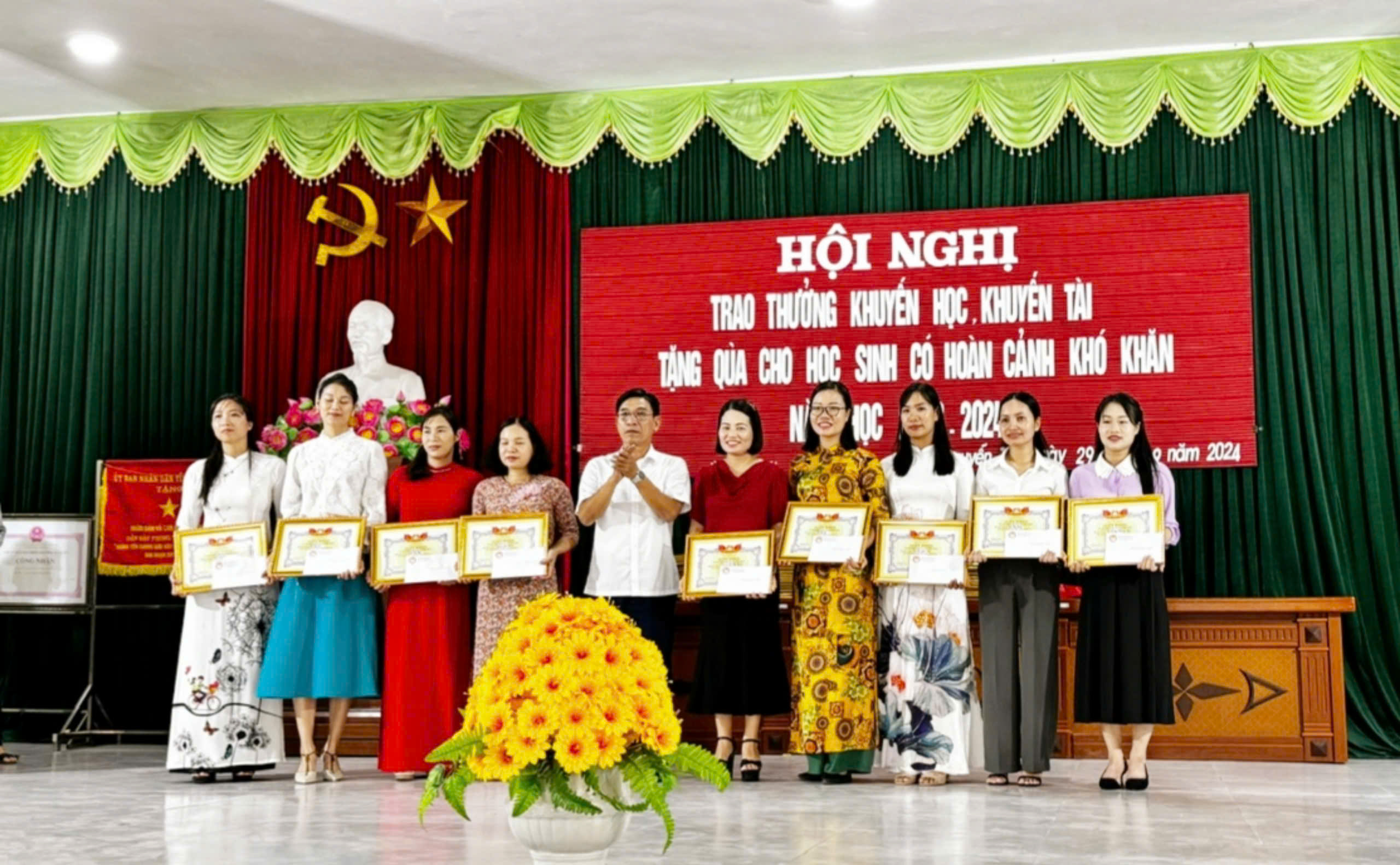   Xã Nguyễn Trãi Trao thưởng cho học sinh đỗ đại học và học sinh có hoàn cảnh khó khăn năm học 2023–2024