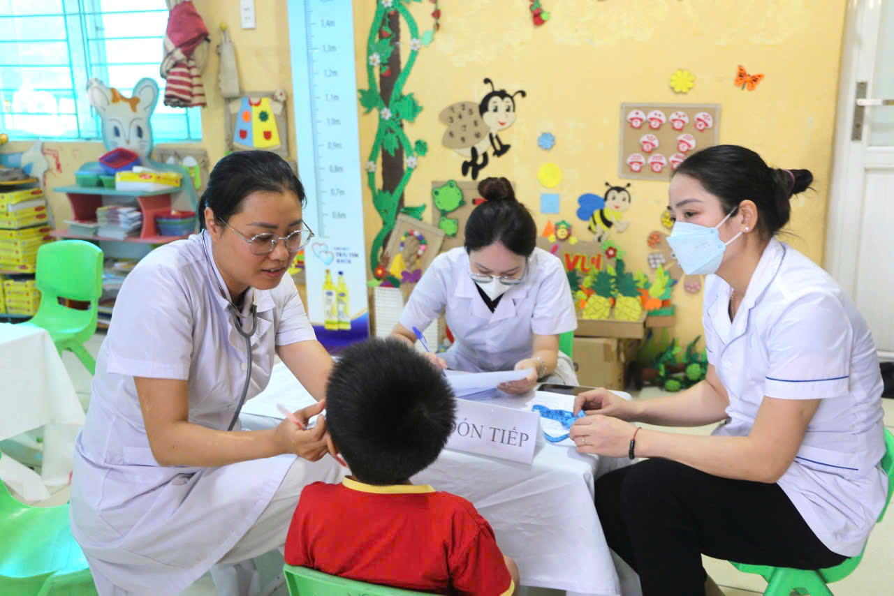 ÂN THI TỔ CHỨC KHÁM, KIỂM TRA, SÀNG LỌC VÀ QUẢN LÝ SỨC KHỎE NHÂN DÂN TRÊN ĐỊA BÀN