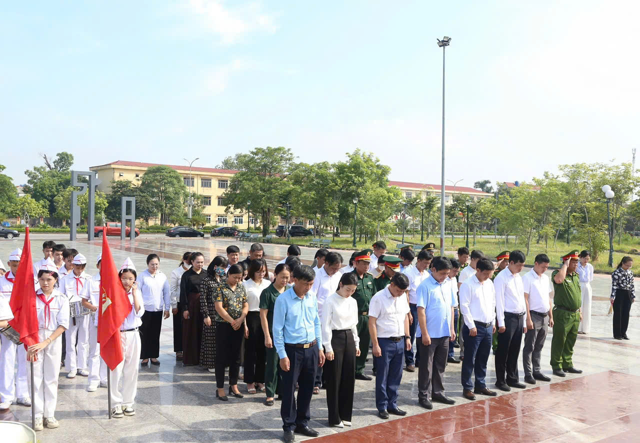 Xã Ân Thi dâng hương, dâng hoa tưởng niệm các Anh hùng liệt sĩ nhân kỷ niệm 79 năm Ngày Thương binh - Liệt sĩ