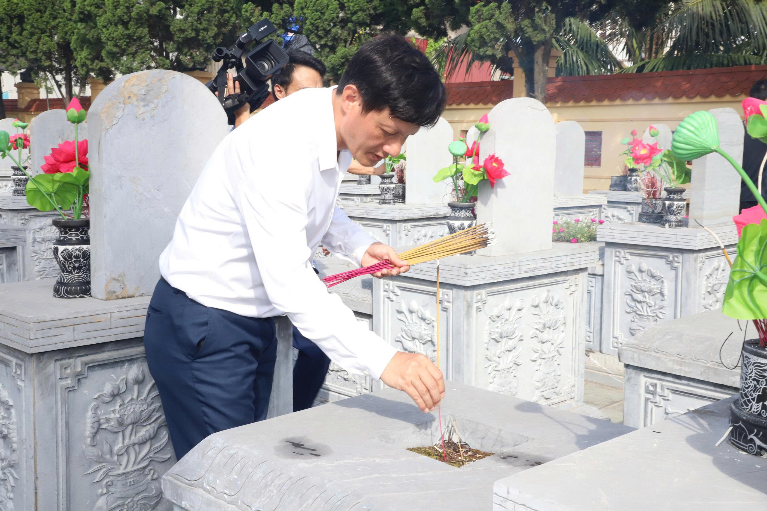 Xã Ân Thi tổ chức Lễ dâng hoa dâng hương và lấy mẫu hài cốt các phần mộ liệt sĩ chưa xác định được thông tin