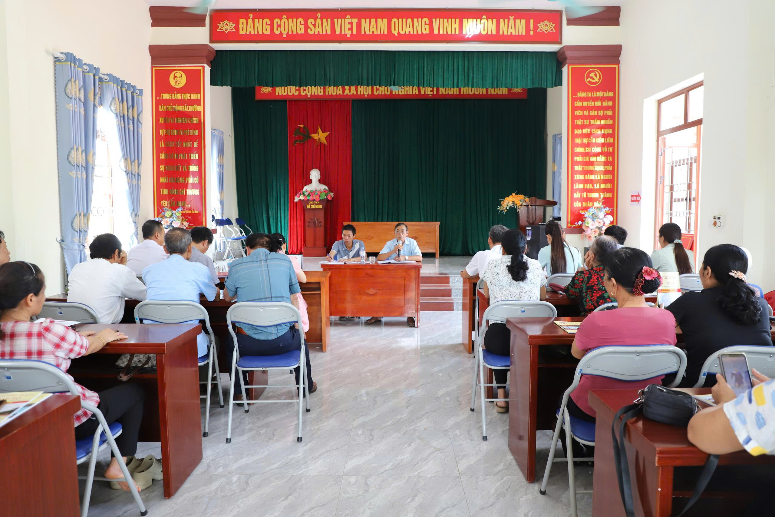 ĐỒNG CHÍ NGUYỄN HÙNG CƯỜNG DỰ SINH HOẠT CHI BỘ THƯỜNG KỲ THÁNG 8 TẠI CHI BỘ THÔN PHÚ BÌNH