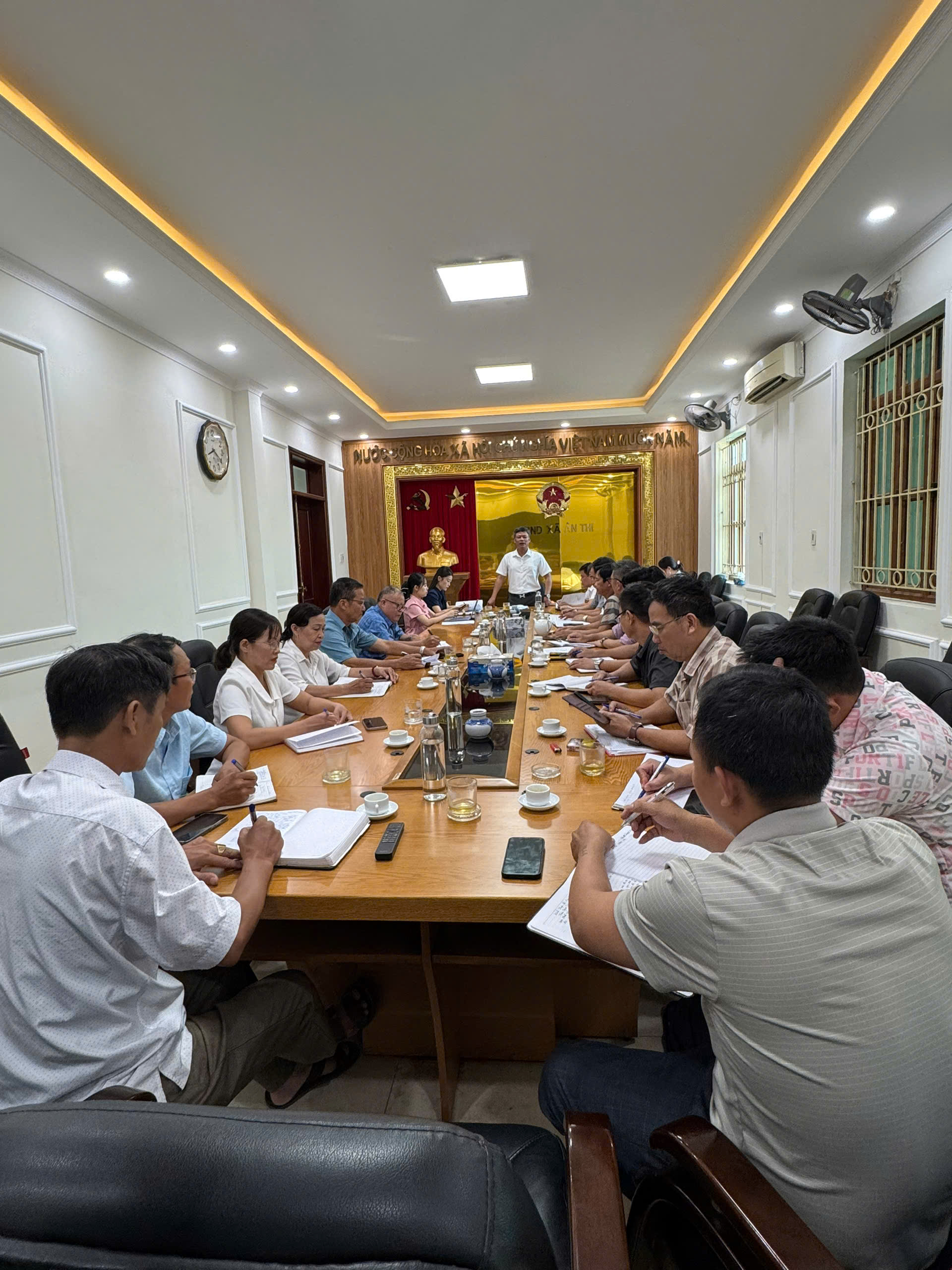 UBND xã Ân Thi đã tổ chức phiên họp giao ban Chủ tịch các Phó Chủ tịch UBND