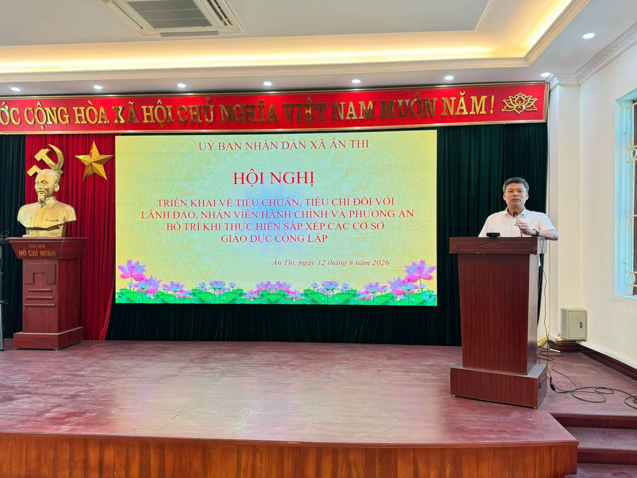 UBND xã Ân Thi đã tổ chức hội nghị triển khai về tiêu chuẩn tiêu chí đối với lãnh đạo, nhân viên hành chính và phương án bố trí khi thực hiện sắp xếp cơ sở giáo dục công lập.