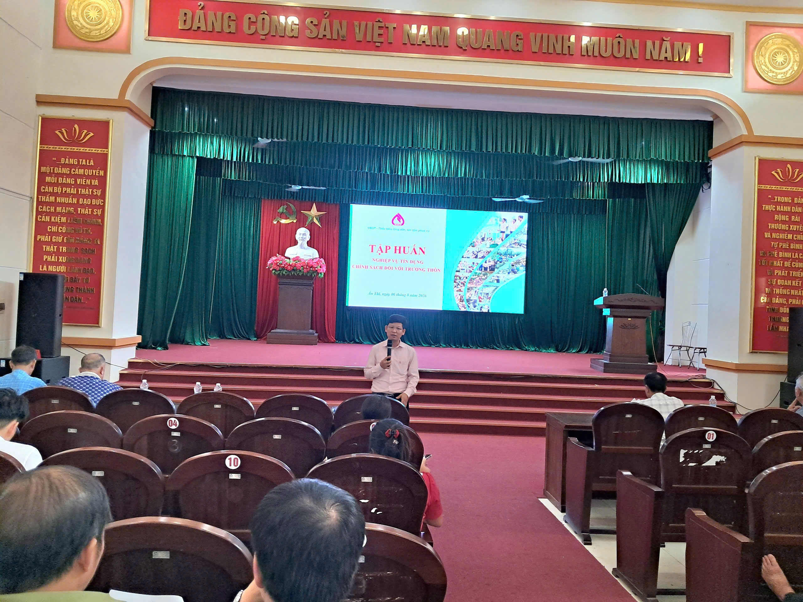 Phòng giao dịch Ngân hàng Chính sách xã hội Ân Thi tập huấn đối với Trưởng thôn trong thực hiện tín dụng chính sách xã hội