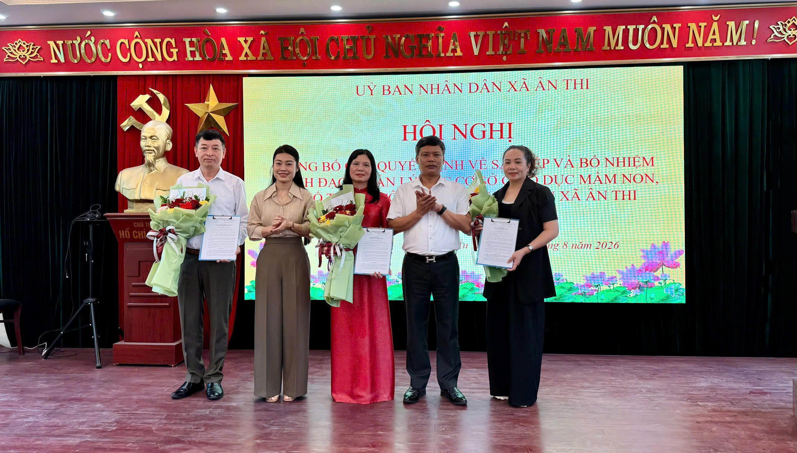 Hội nghị công bố các quyết định về sắp xếp và bổ nhiệm lãnh đạo, quản lý các cơ sở giáo dục mầm non, phổ thông công lập trên địa bàn.