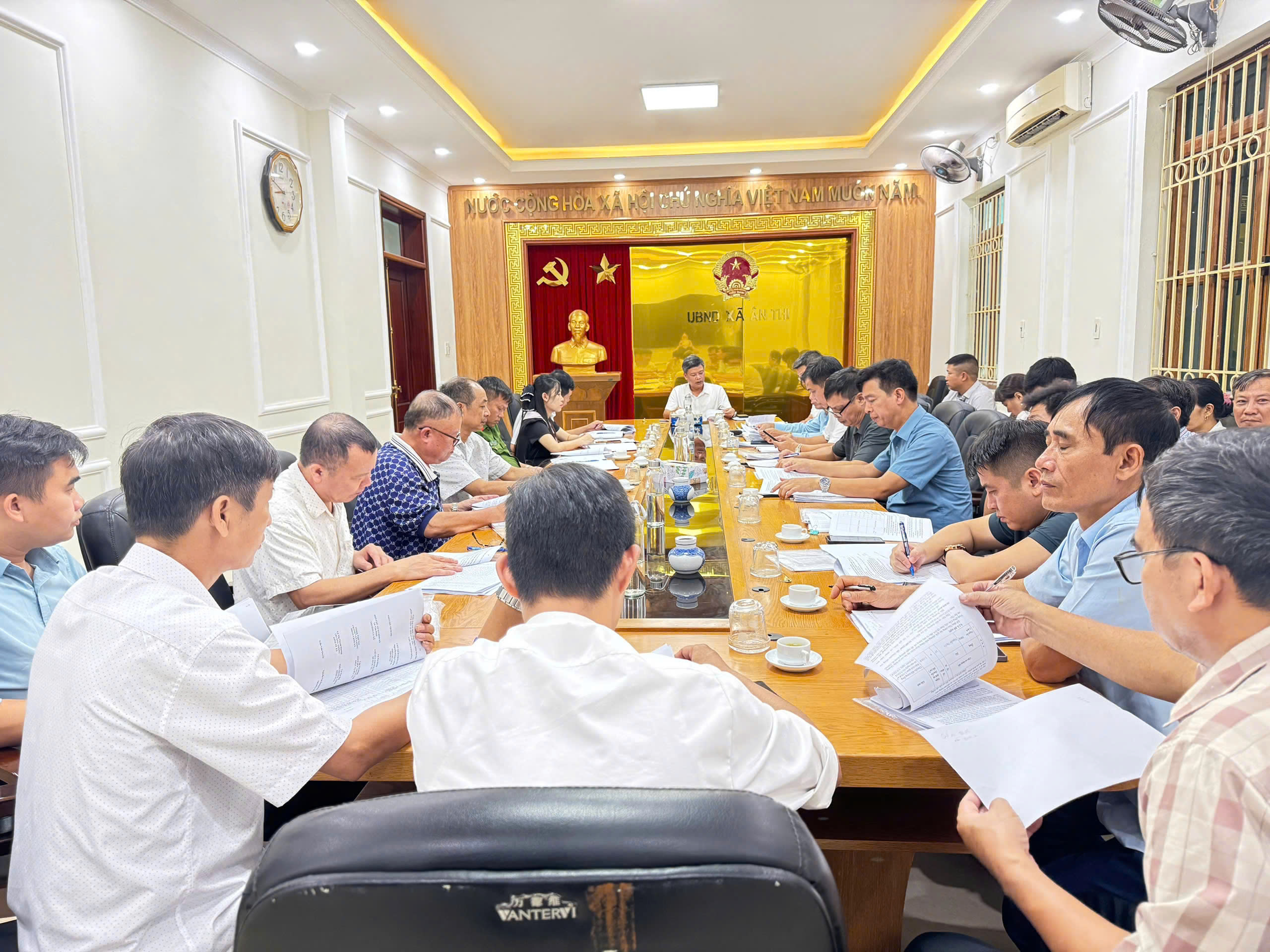 Hội đồng xét duyệt nguồn gốc đất đai xã Ân Thi xem xét phương án tái định cư