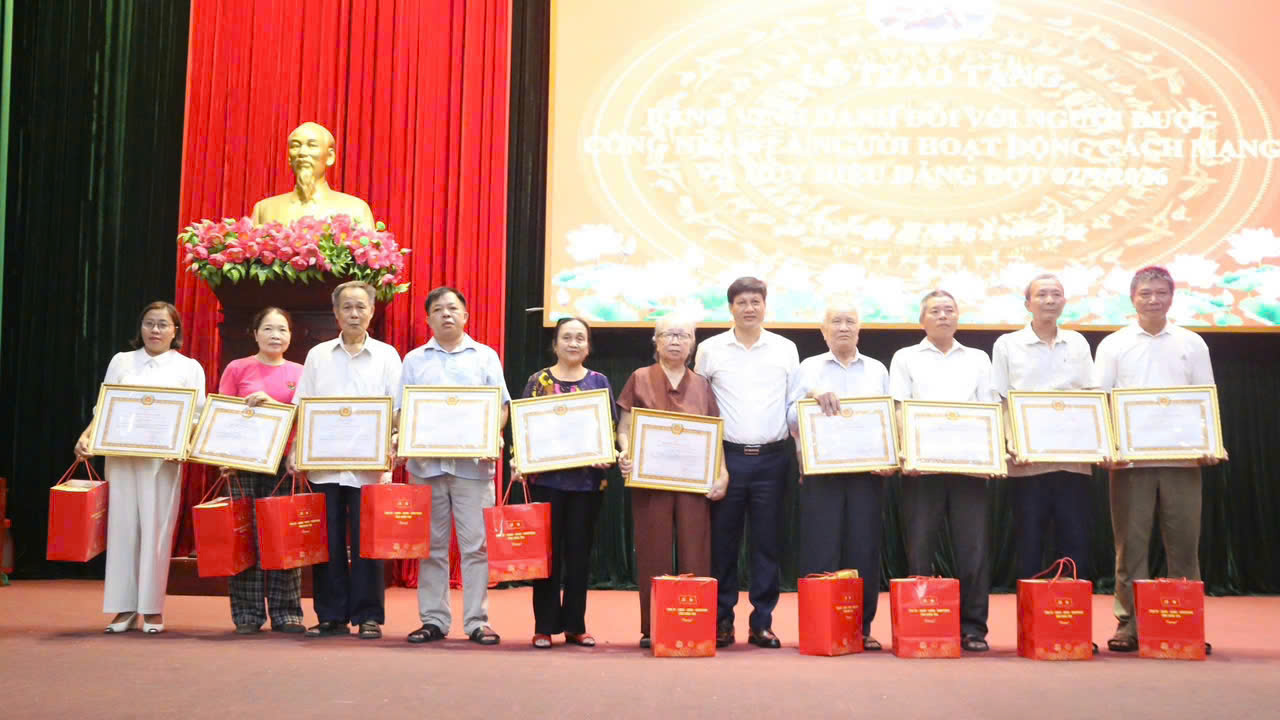 Đảng bộ xã Ân Thi trao Bằng vinh danh người hoạt động cách mạng và Huy hiệu Đảng đợt 2/9