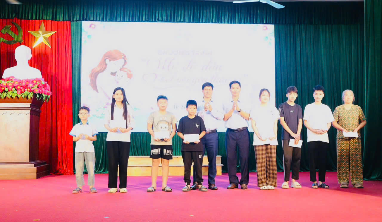 Hội LHPN xã Ân Thi tổ chức chương trình trao tiền "Mẹ đỡ đầu" cho trẻ em mồ côi có hoàn cảnh khó khăn