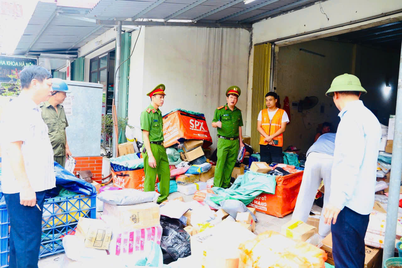 XÃ ÂN THI RA QUÂN TUYÊN TRUYỀN, GIẢI TỎA VI PHẠM HÀNH LANG AN TOÀN GIAO THÔNG