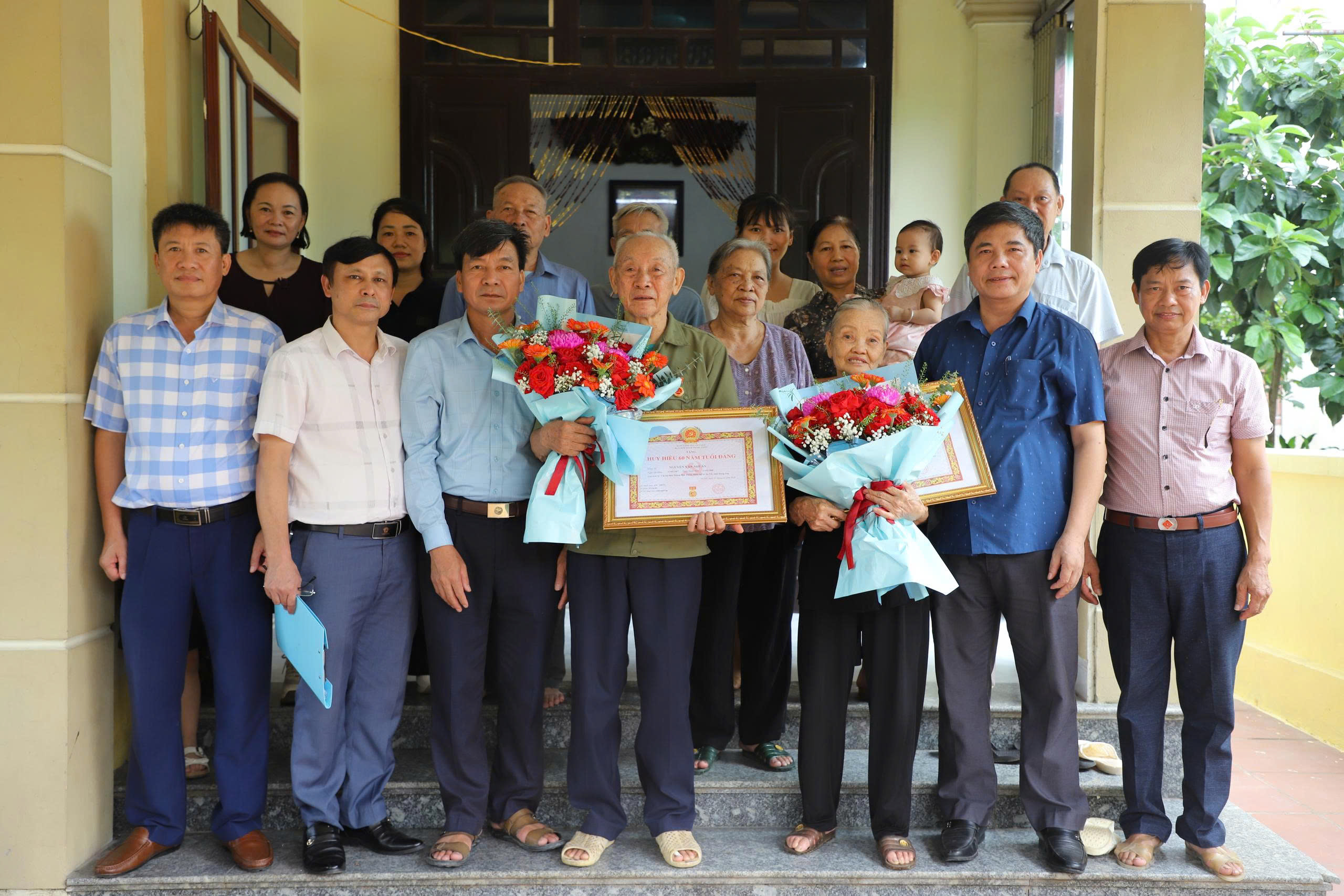 Đồng chí Phó Bí thư TT Đảng ủy xã Ân Thi trao HHĐ đợt 02-9