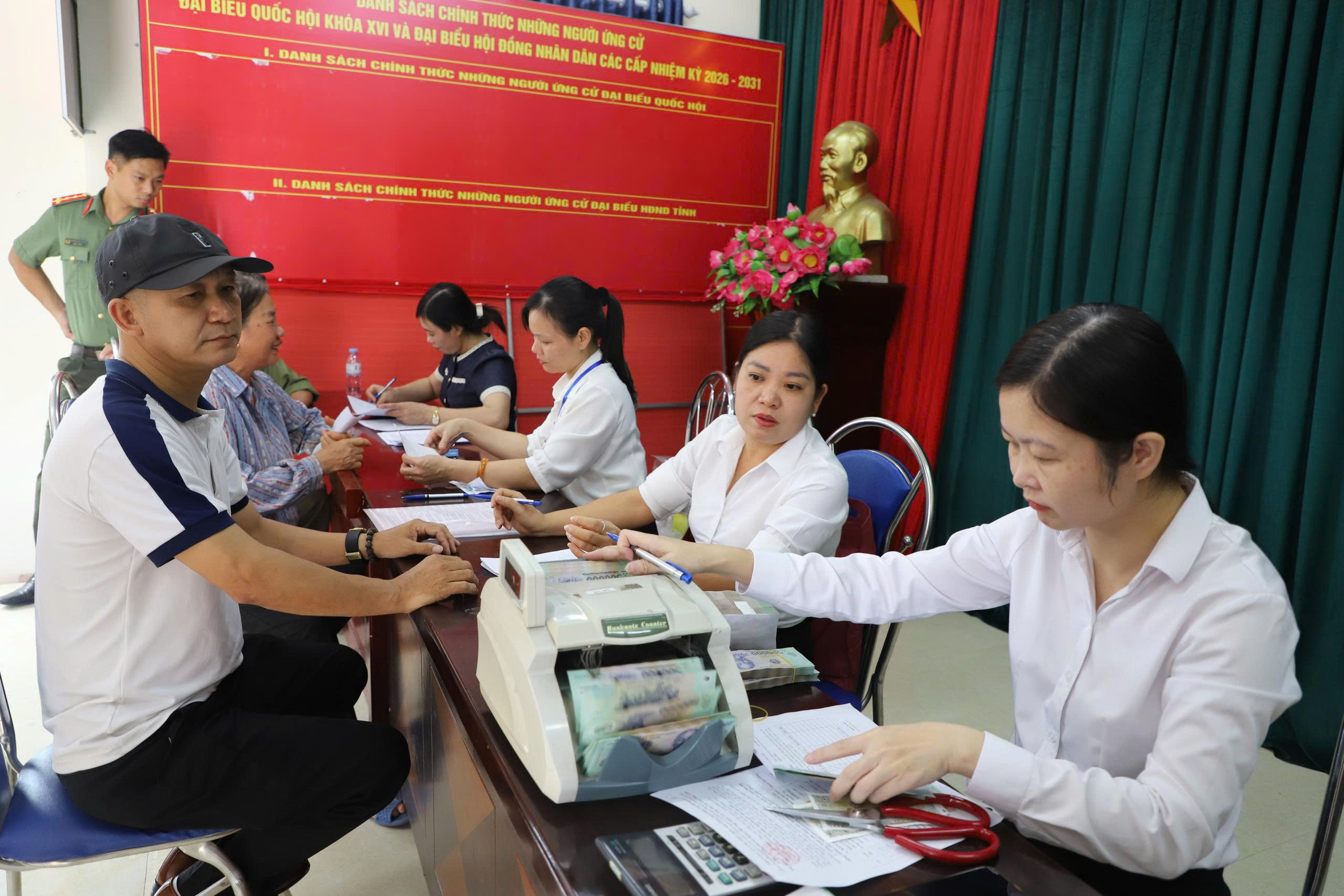 Xã Ân Thi thực hiện chi trả kinh phí bồi thường, hỗ trợ và tái định cư cho các hộ gia đình có đất bị thu hồi để thực hiện Dự án đầu tư xây dựng kết cấu hạ KCN Tân Á Đại Thành