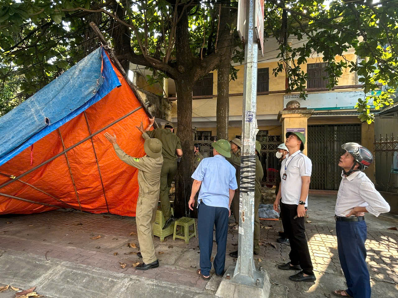 Công an xã Ân Thi ra quân giải tỏa vi phạm hành lang an toàn giao thông