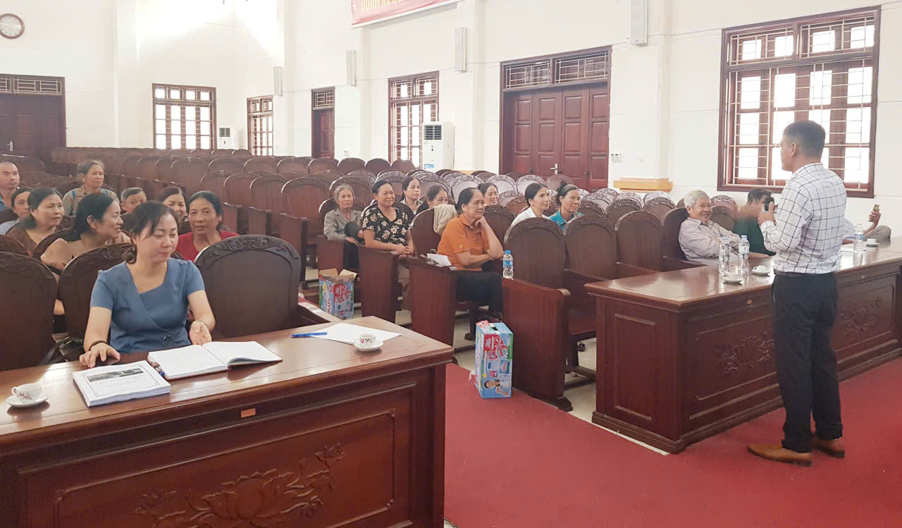 Hội Nông dân xã Ân Thi tập huấn kỹ thuật quy trình Vietgahp trong chăn nuôi bò 