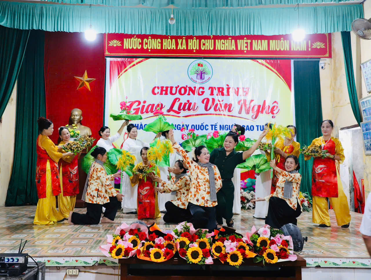 Hội NCT xã Ân Thi tổ chức giao lưu văn nghệ cụm 3